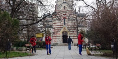 Представители на ВВМУ „Н. Й. Вапцаров“ почистиха територии около храмове в града