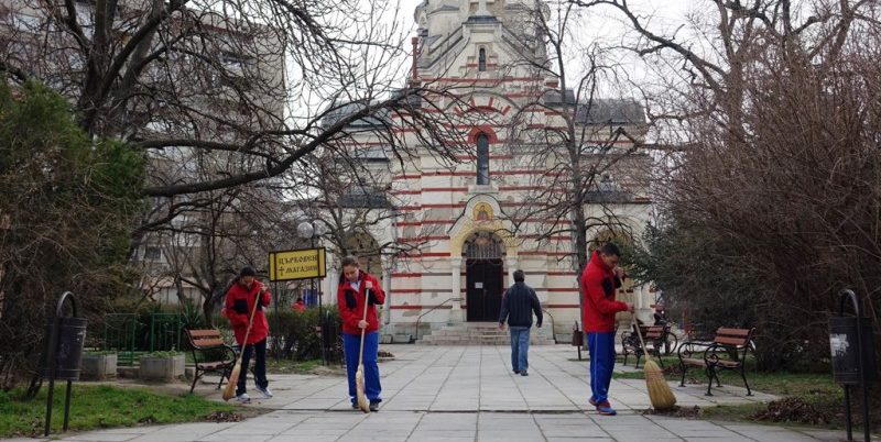 Представители на ВВМУ „Н. Й. Вапцаров“ почистиха територии около храмове в града